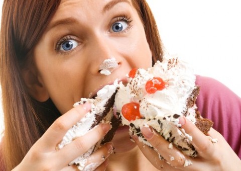 Comer em local barulhento atrapalha a perda de peso, diz estudo