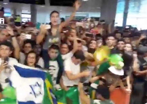 Bolsonaro recebido por milhares de pessoas no Aeroporto de Manaus