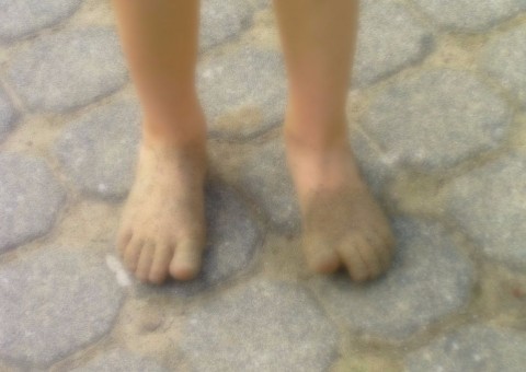 Mulher é presa por usar filhos de três e dez anos para furtar pessoas