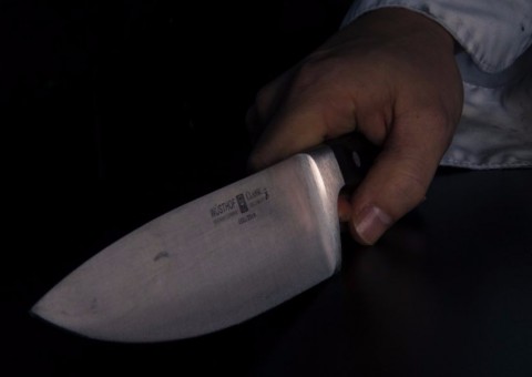 Homem se entrega após matar a própria mãe com facadas durante discussão