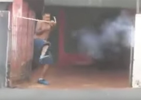 Suspeito desafia polícia e usa cabo de vassoura para se defender