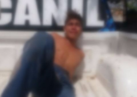 Jovem tenta assaltar vendedora e é espancado por populares na rua