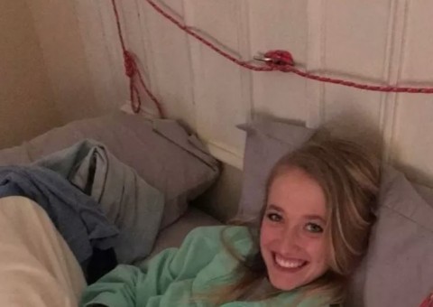 Jovem manda foto da namorada para a mãe, mas não percebe um detalhe