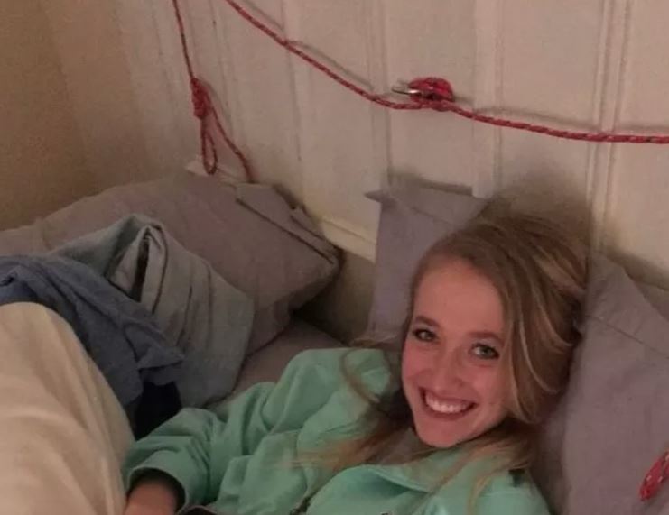 Jovem manda foto da namorada para a mãe, mas não percebe um detalhe