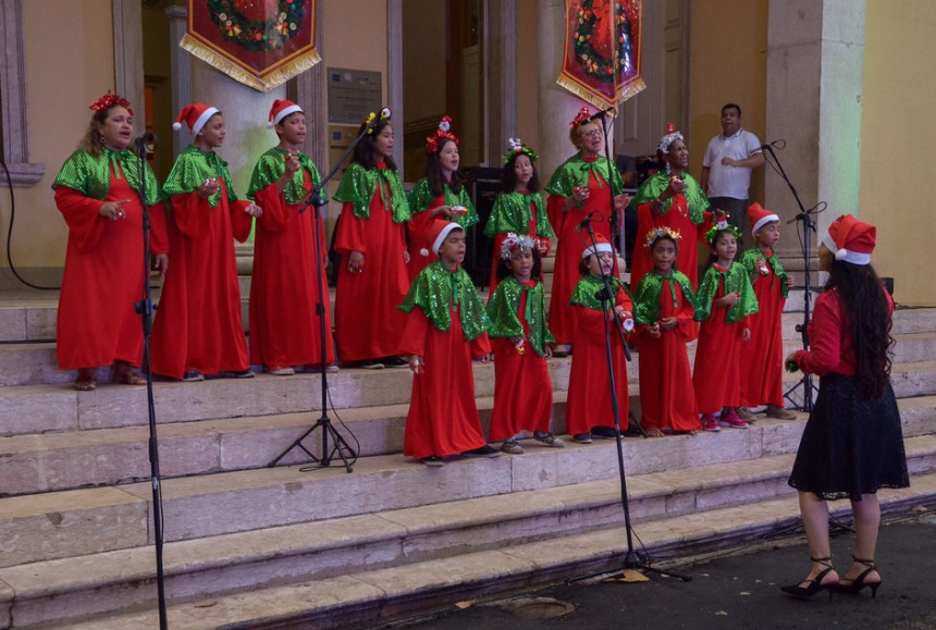 Coral da UEA abre 'Natal no Paço' com encenação teatral no Palácio Rio Branco
