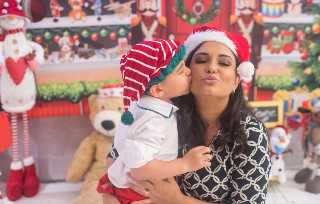 ​Fotógrafa realiza sessões de foto com clima natalino em shopping de Manaus