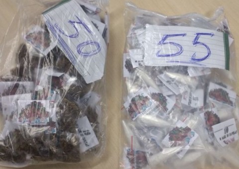 Polícia apreende drogas com mensagens de 'Feliz Natal' em Manaus