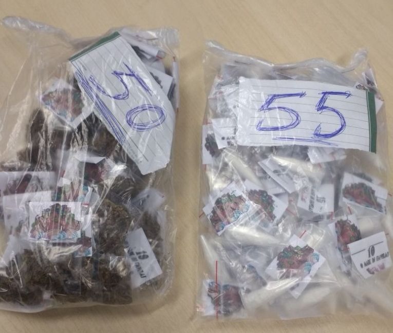 Polícia apreende drogas com mensagens de 'Feliz Natal' em Manaus