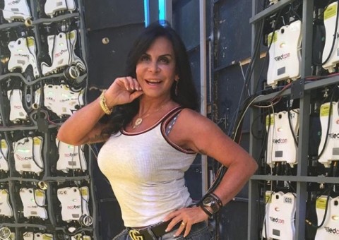 Gretchen surge com bocão e revela preenchimento labial