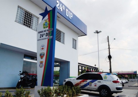 Vestido de Papai Noel, suspeito de liderar tráfico é preso com drogas em Manaus