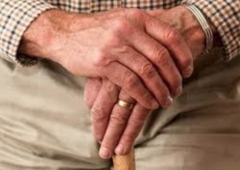 Polícia descobre esquema de idoso cafetão que lucrava mais R$50mil por mês