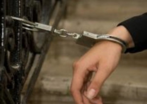 Mulher vai à polícia registrar furto e acaba presa por assassinato