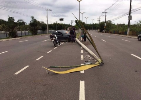 Homem fica ferido após carro colidir com poste em Manaus