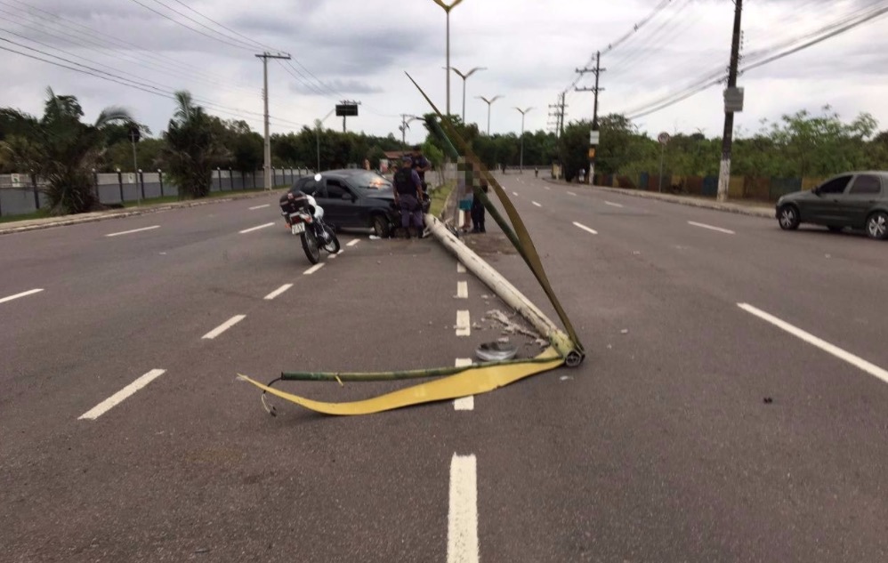 Homem fica ferido após carro colidir com poste em Manaus