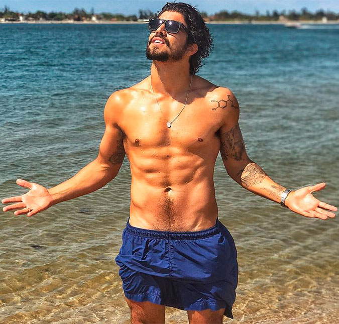 Fã pediu e Caio Castro atendeu pedido de nude, ‘madeira resistente’ 