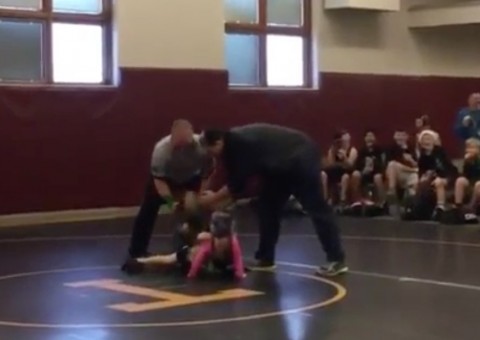 Menino não suporta ver irmã apanhando e invade luta com 'voadora' 