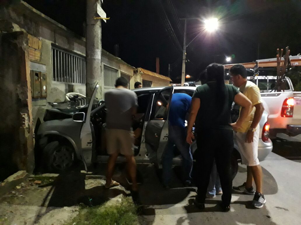 Mulher morre e PM fica gravemente ferido após colisão em Manaus