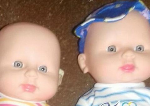 Prefeituras entregam bonecas com pênis para crianças e causam polêmica na internet