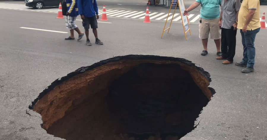 Cratera gigante destrói rua e deixa motoristas apavorados em Manaus