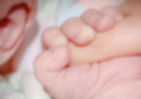 Mulher espanca filho de 4 meses até a morte e cai na gargalhada após o crime