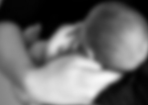  Mulher surta e ameaça jogar filho de 3 meses por  janela de prédio