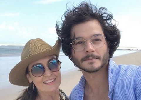 Apaixonado, namorado de Fátima Bernardes filma amada em momento a dois