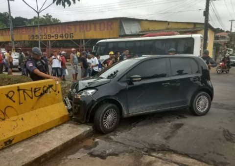 Em Manaus, dupla de jovens é presa após bater carro roubado em muro