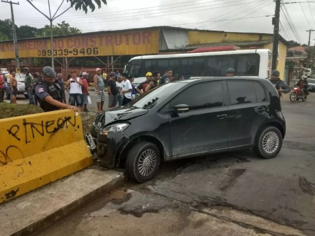 Em Manaus, dupla de jovens é presa após bater carro roubado em muro