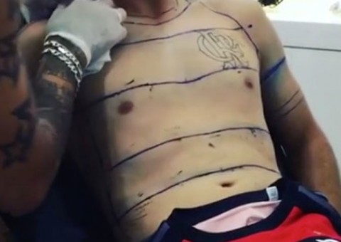 Torcedor mostra como está tatuagem de camisa do Flamengo em tamanho real