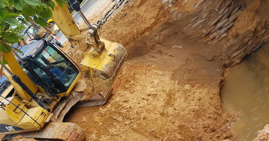 Frentistas arriscam vida para impedir que carros caiam em cratera de Manaus