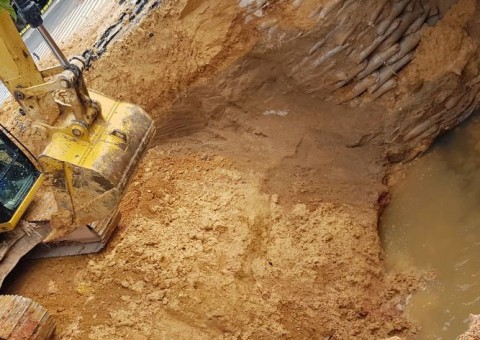 Frentistas arriscam vida para impedir que carros caiam em cratera de Manaus