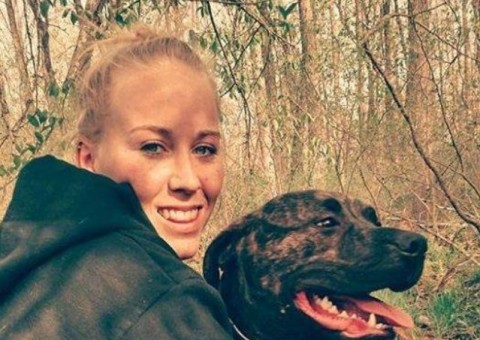 Mulher é morta pelos próprios pitbulls durante passeio