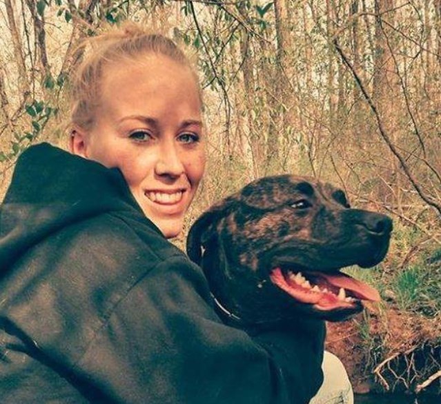 Mulher é morta pelos próprios pitbulls durante passeio