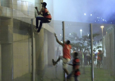 ‘Fantástico’ divulga novas imagens de invasão ao Maracanã e MP e polícia tentam identificar autores