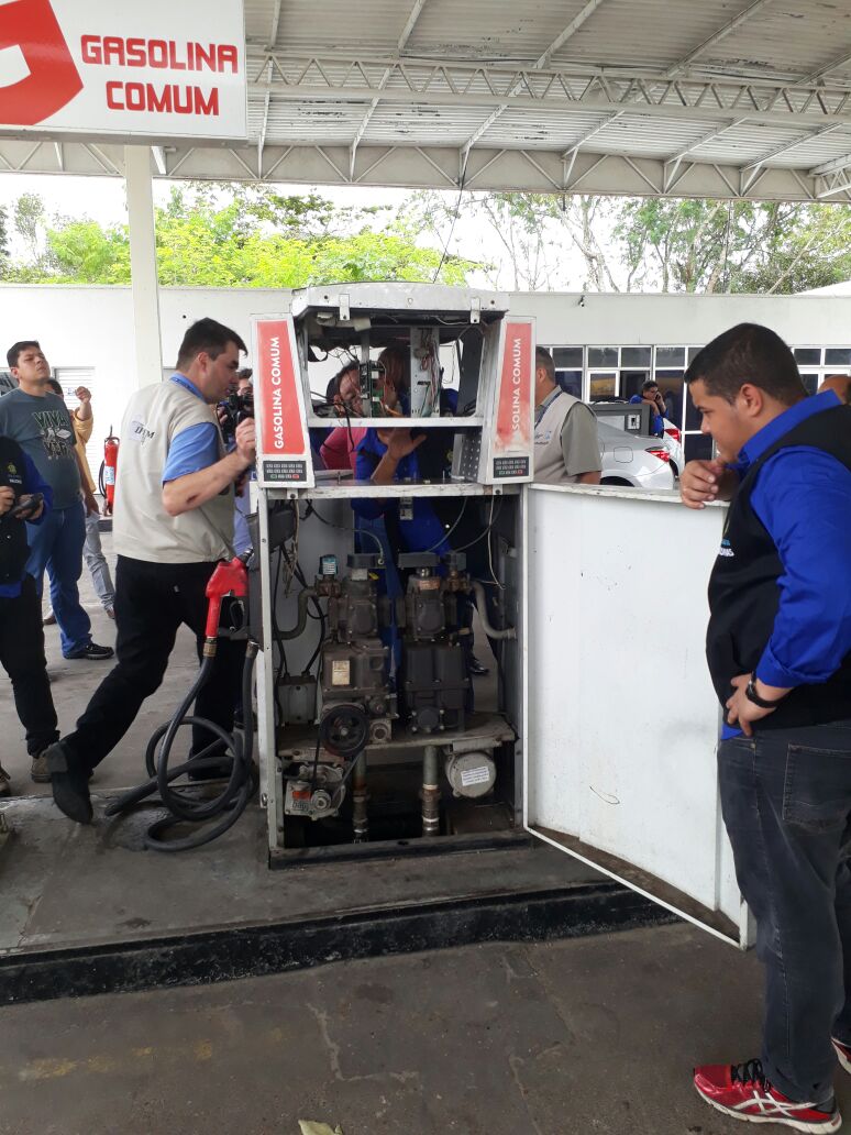 Ipen faz operação-surpresa de fiscalização contra fraudes em postos de gasolina de Manaus