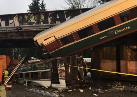 Trem cai de viaduto e deixa mortos em Washington