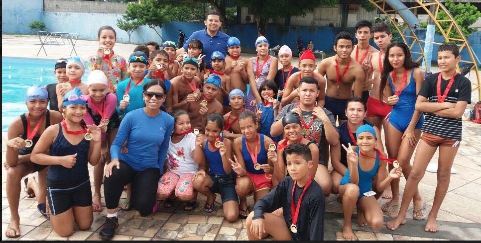 Aulas de natação oferecidas pela Prefeitura revelam novos talentos