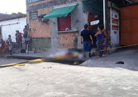 Homem é morto a marretadas por 'amigo' durante briga em Manaus