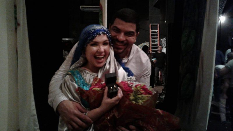 Namorado surpreende a todos e faz pedido de casamento durante espetáculo no Teatro Amazonas