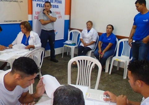 Mais de 200 detentos fazem prova para completar ensino fundamental e médio em Manaus