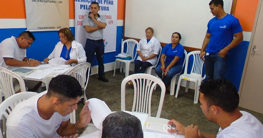 Mais de 200 detentos fazem prova para completar ensino fundamental e médio em Manaus