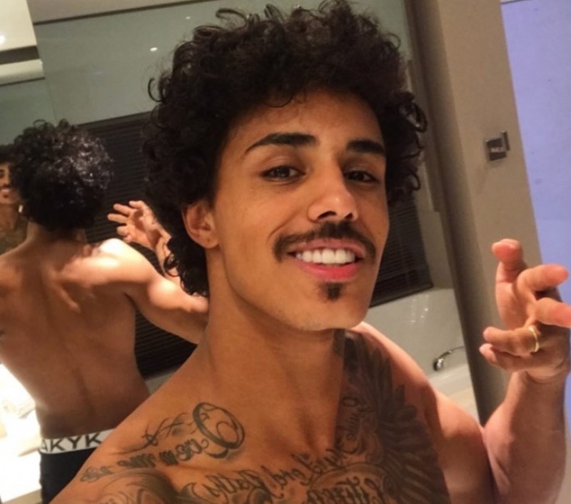 MC Livinho desce do palco durante show e enforca rapaz durante briga