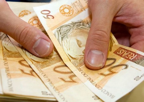 Mais de 100 mil servidores públicos começam a receber 13º salário nesta terça