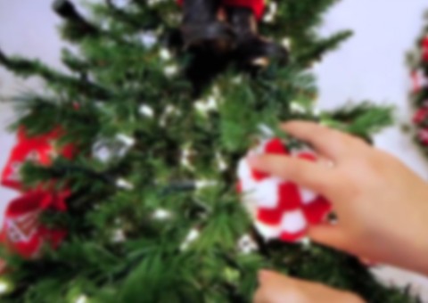 Menina morre eletrocutada enquanto enfeitava árvore de Natal