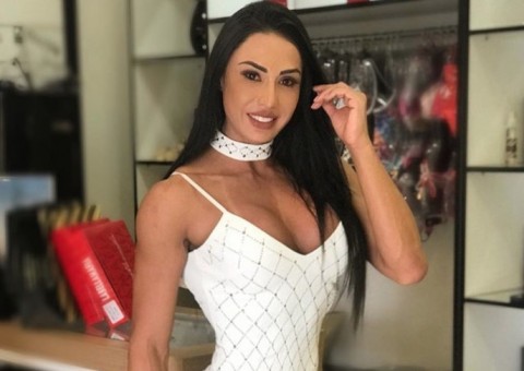 De lingerie, Gracyanne Barbosa posa de bumbum para cima e choca com atributos