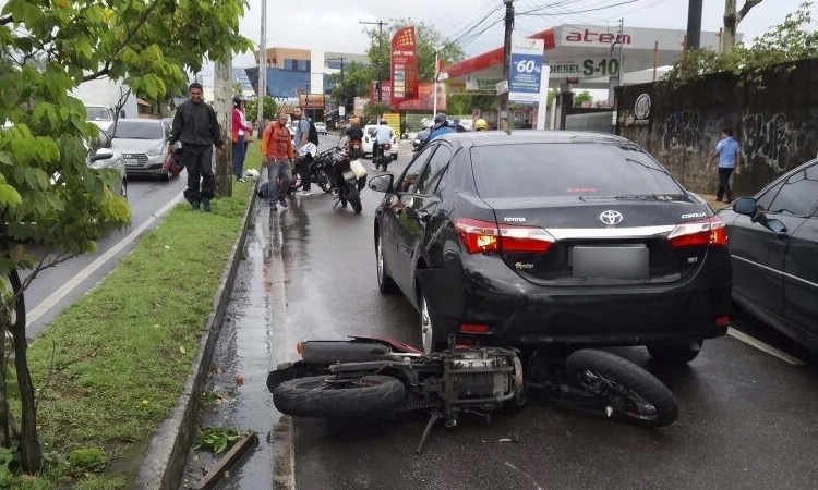 Motociclista fica ferido após colidir com carro em avenida de Manaus