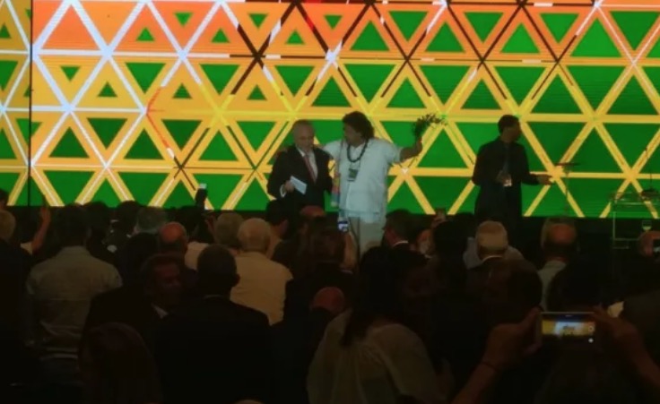 Temer recebe passe de pai de santo durante convenção do PMDB