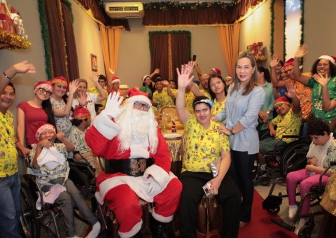 Crianças do Abrigo Moacyr Alves visitam Casa do Papai Noel e ganham brinquedos 