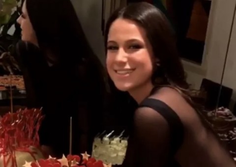Caçula de Claudia Raia, Sophia Raia completa 15 anos e ganha festa