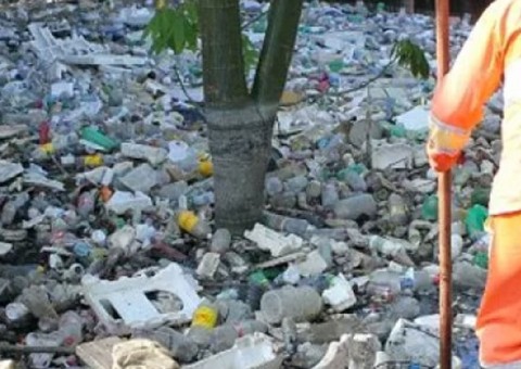 Aprovado projeto de lei que multa quem jogar lixo em ruas de Manaus